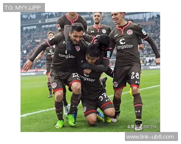 激烈对决足球赛场上演精彩瞬间球迷热情高涨赛后分析引发热议