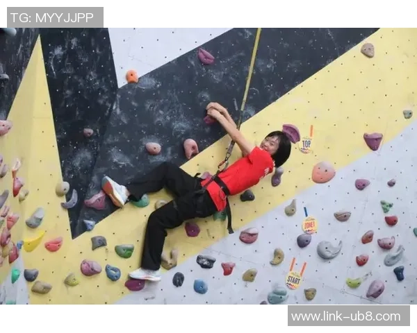 重庆攀岩队的边路渗透策略与攀岩热点解析 重庆攀岩队的边路渗透策略与攀岩热点解析